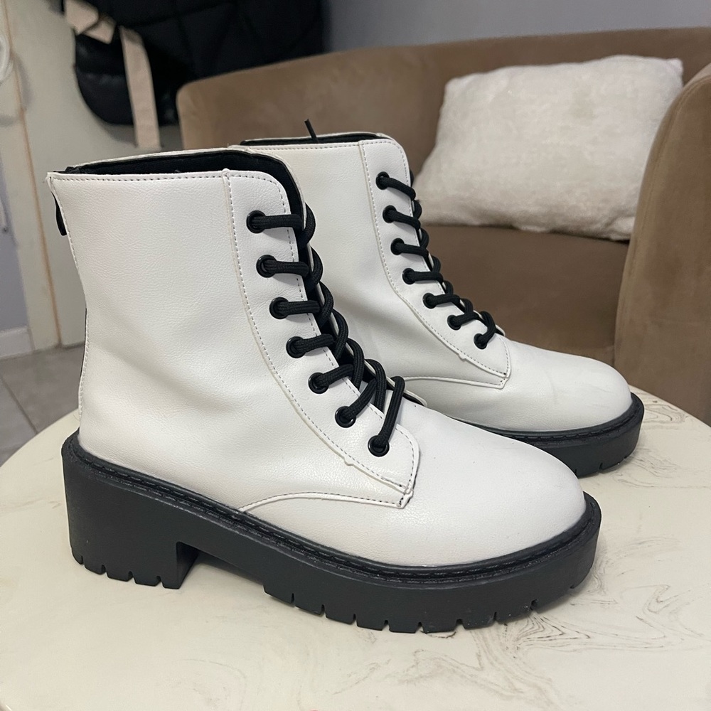 White Boots. Womens size 7.